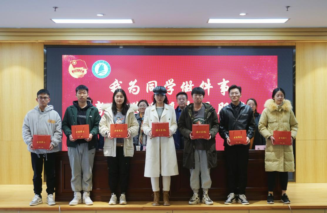 图片7 粮食学院领导为考研同学送上学院精心准备的考研冲刺福袋.png