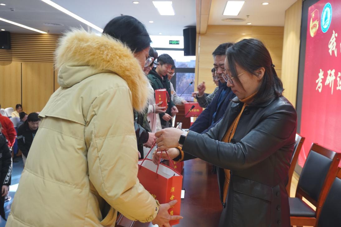 图片6 院领导为考研同学送上学院精心准备的考研冲刺福袋.png