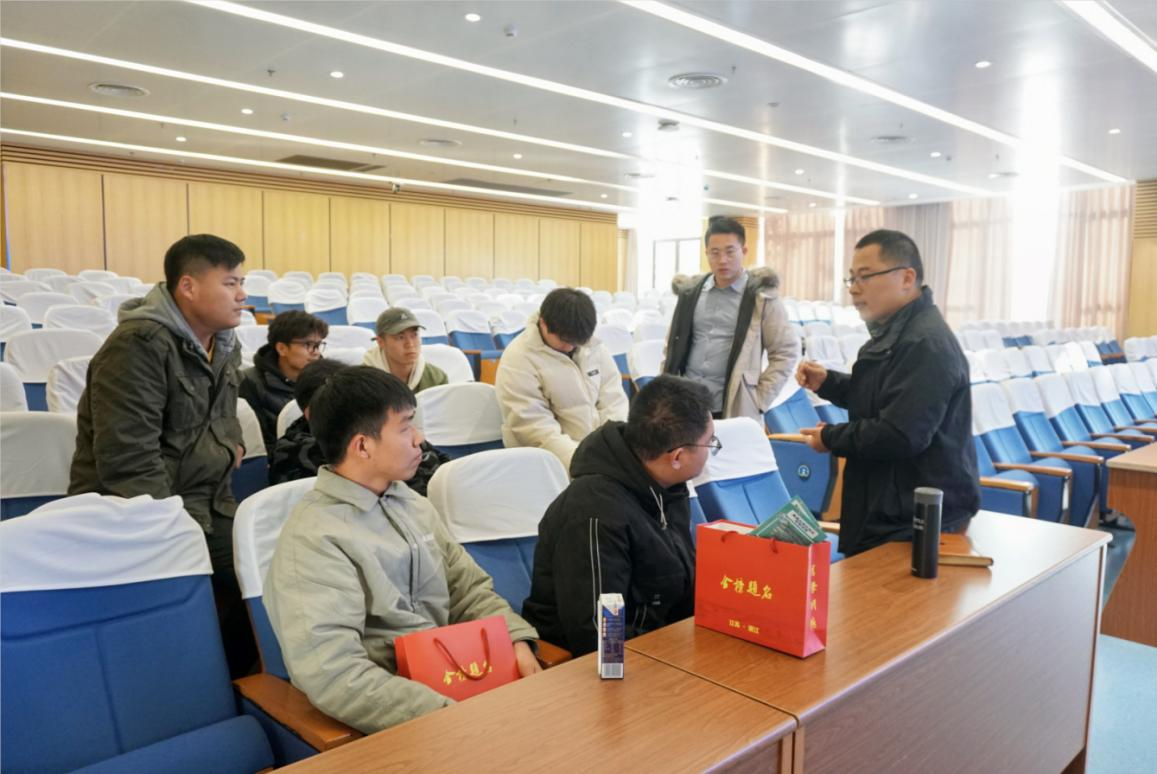 图片8 粮食学院考研指导老师与同学们亲切交谈.png